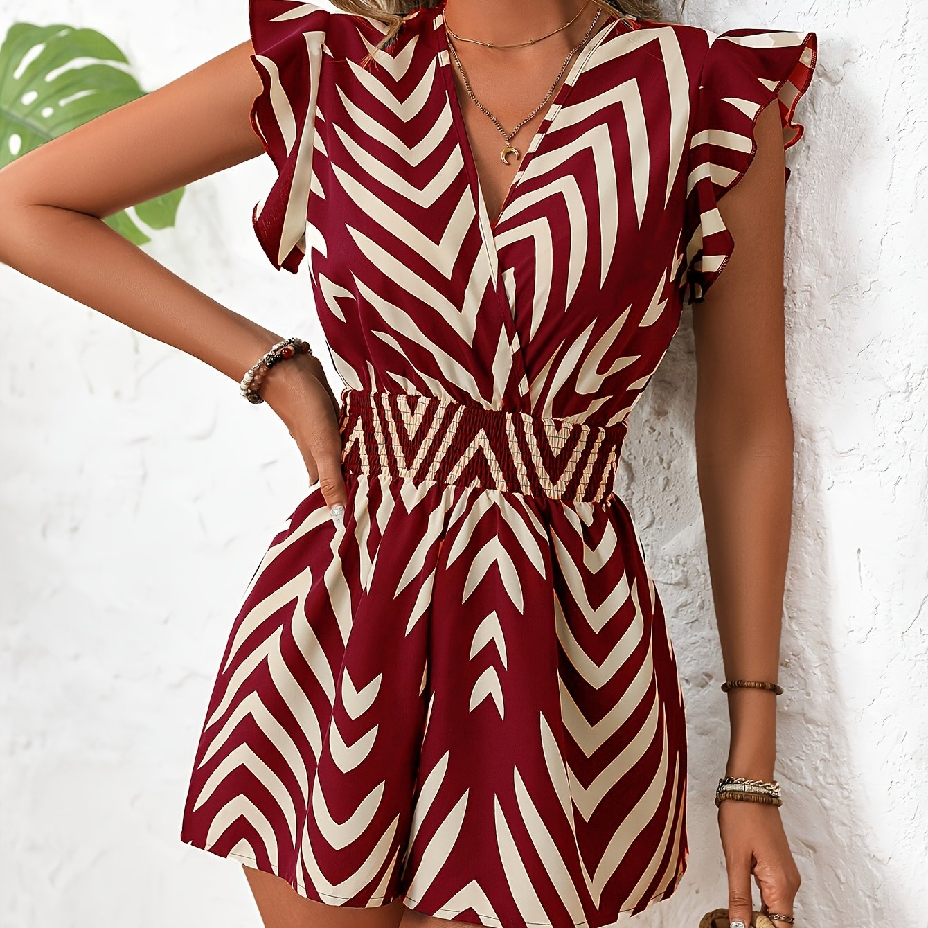 Volunoluxe Women’s Chevron V-Neck Dress – Sleeveless Navy & White Summer Casual to Semi-Formal Outfit with Ruched Detailing